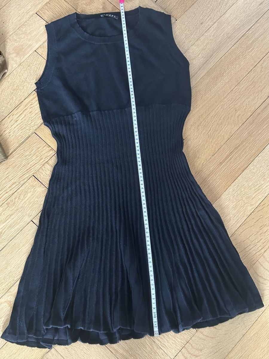 Kleider: Jolie petite robe noire, taille extensible – Gebraucht aus Neuchâtel von Yaya2020 1