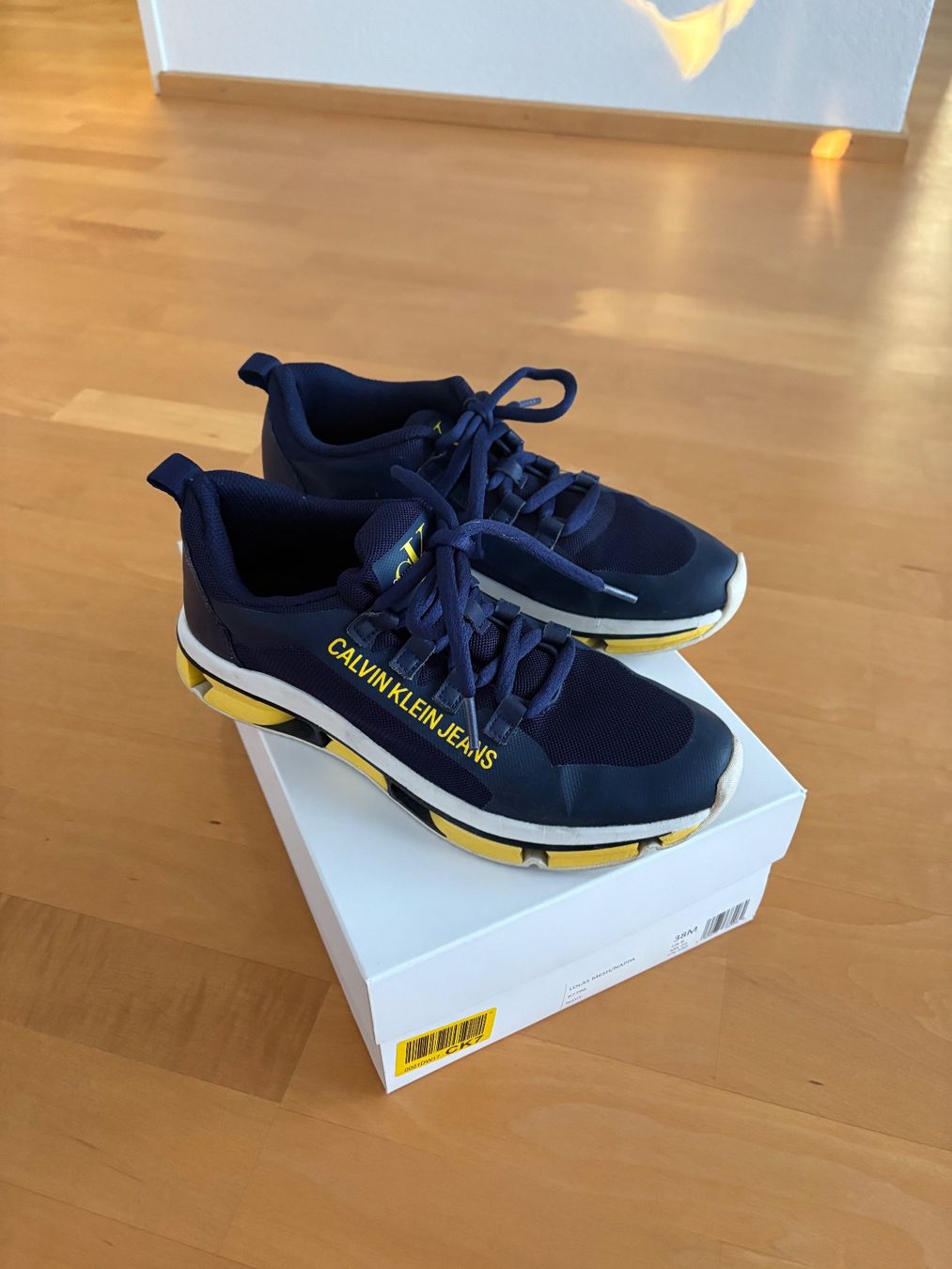 Calvin Klein Scarpe da donna: Calvin Klein Sneakers top Zustand – Usato da Züberwangen venduto da biene_83 1