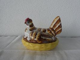 Schale aus Keramik als Huhn