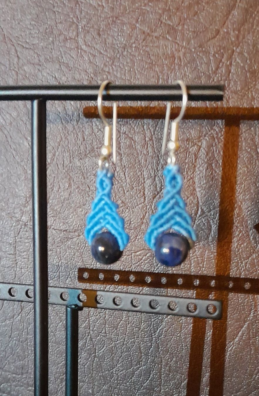 Ohrringe & -stecker: Makramee Ohrringe mit Sodalith --> Frühlingsaktion <-- – Neu (gemäss Beschreibung) aus Pfäffikon ZH von Emporos_42
