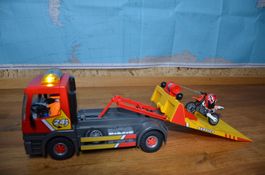 Playmobil-Abschleppwagen mit Motorrad und Blinklicht