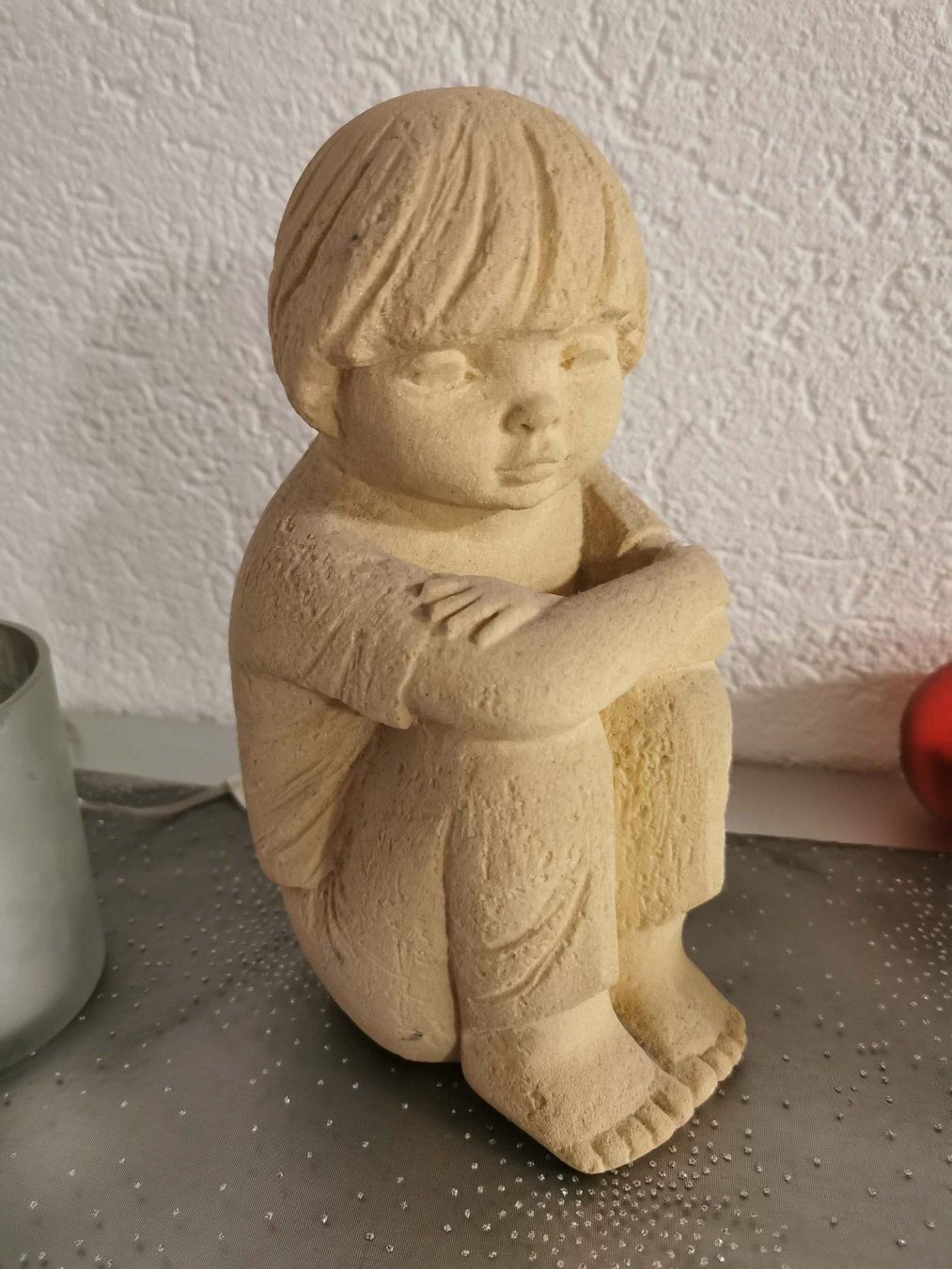 Statuette: Liebliche Skulptur / Figur Kind sitzend – Usato da Wil  AG venduto da Kfloh