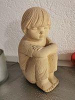 Liebliche Skulptur / Figur Kind sitzend