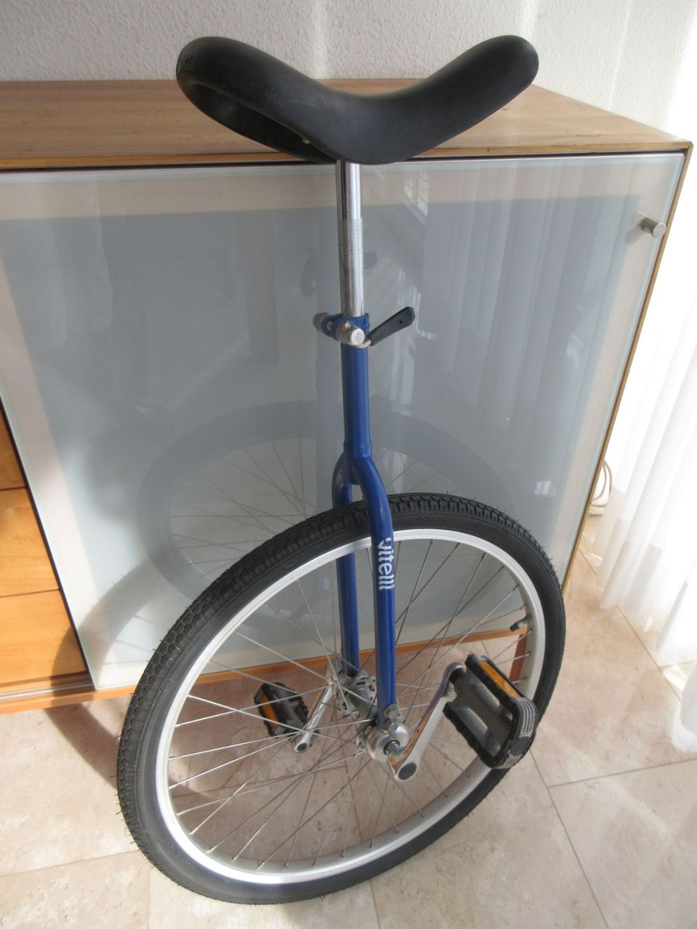 Biciclette: Blaues Einrad Vitelli 24", lange Sattelstange – Usato da Binningen venduto da tempipassati