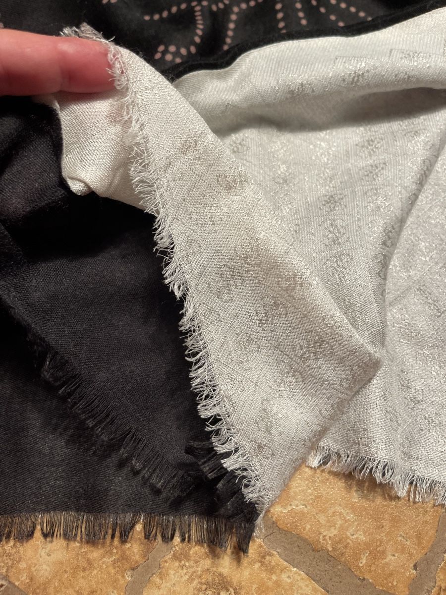 Guess Foulard & Sciarpe: Guess Scialle grande-doppio con logo – Nuovo (secondo la descrizione) da Gordevio venduto da LanaZimm 7