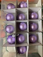 12 Glaskugeln, Weihnachtskugeln