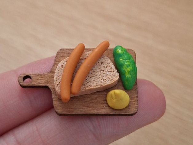 Case e mobili per bambole: Wienerli auf Brot mit Essiggurke – Nuovo (secondo la descrizione) da Zürich venduto da HandmadeTinyFood