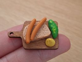 Wienerli auf Brot mit Essiggurke