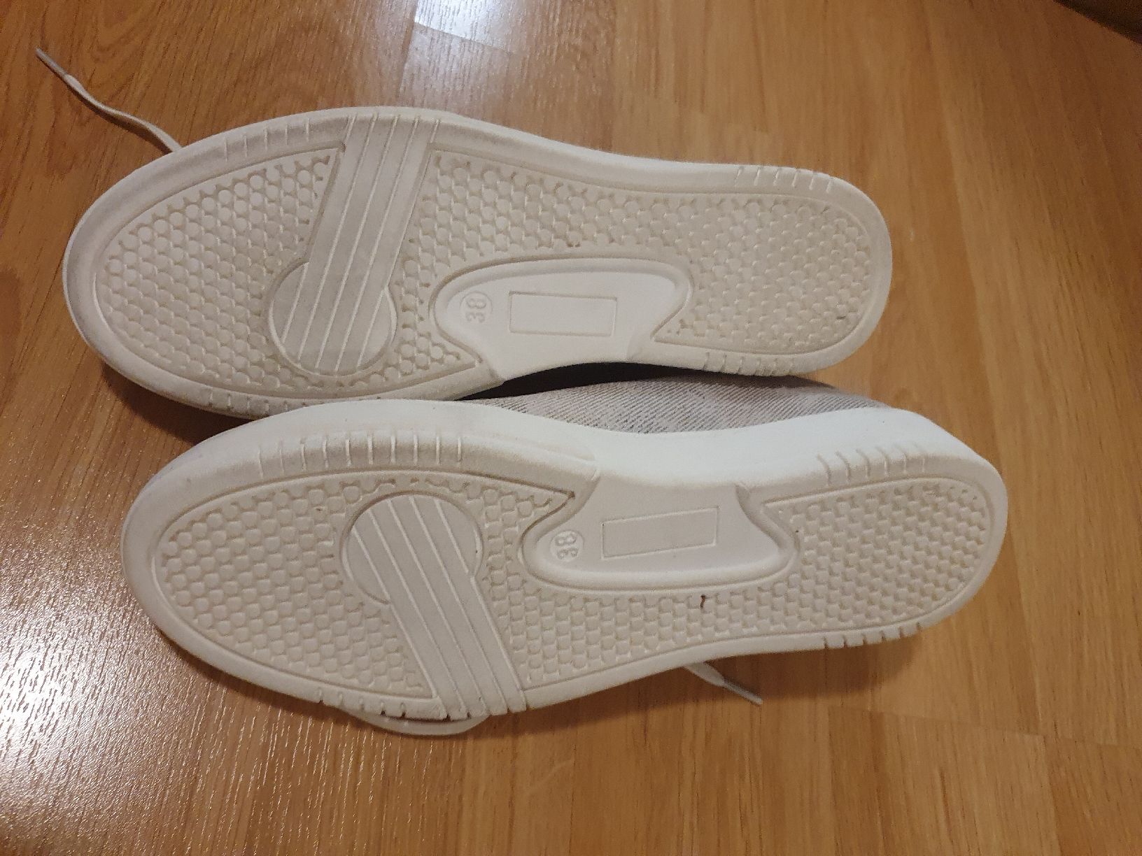 Damenschuhe: neue weisse Halbschuhe von Lasocki – Neu und originalverpackt aus St. Gallen von 1811123 1