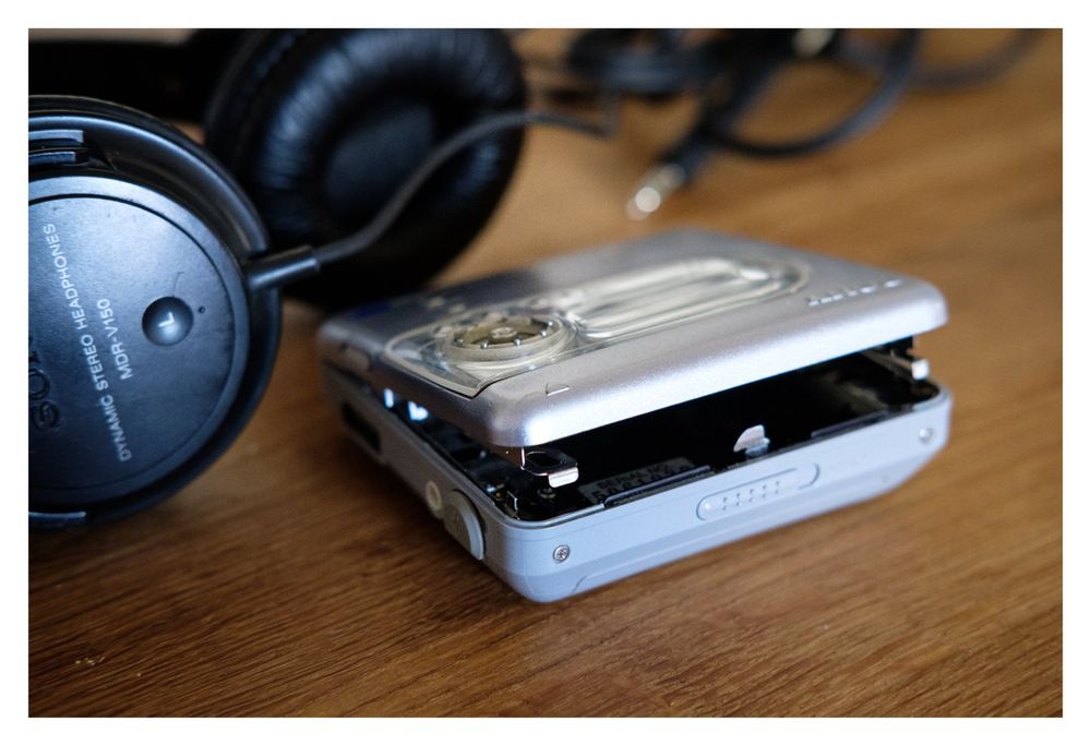 Sony MD Walkman + Sony Headphones + 8 MiniDisc | Kaufen auf Ricardo