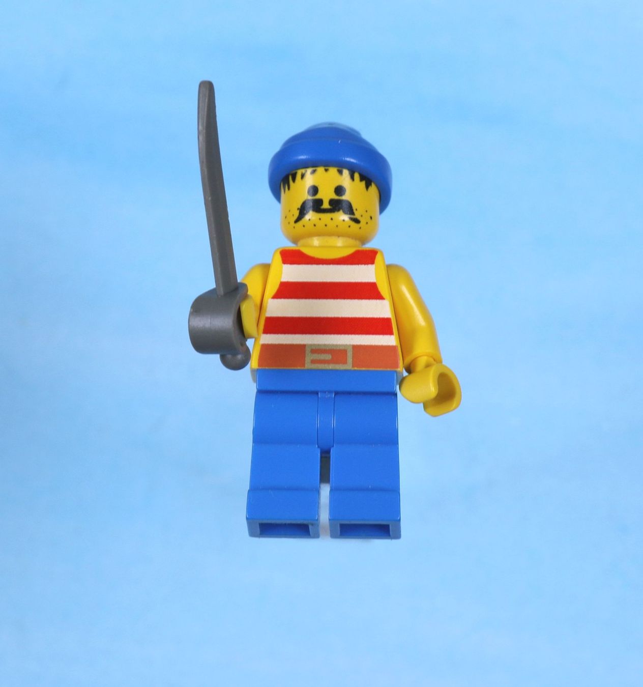 Lego Spielzeuge: LEGO Minifigur Pirate Red / White Stripes Shirt – Gebraucht aus Hettlingen von Scholi99