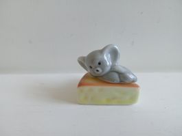 Süsse Mini-Maus auf Käse, Keramik Figur, 2x3 cm, Top Zustand