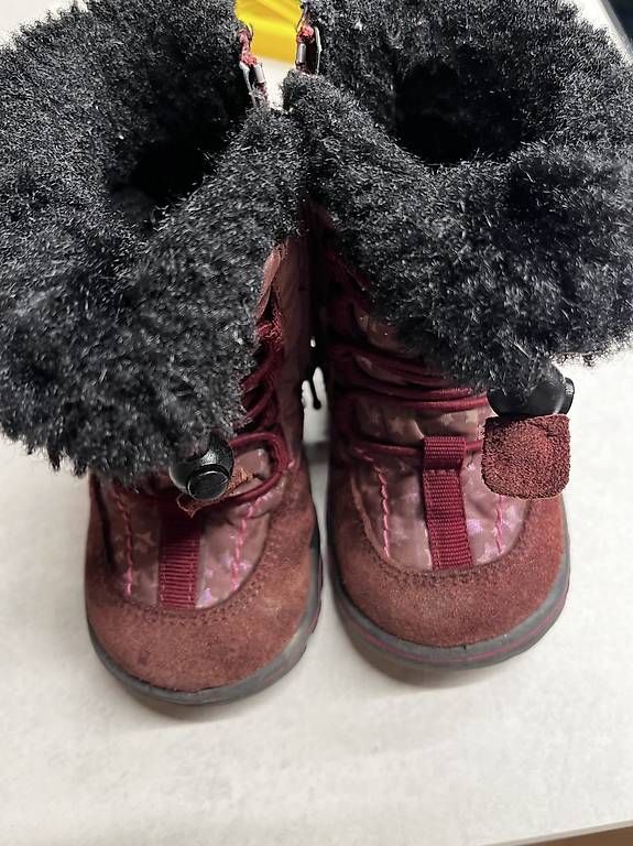 Scarpe per ragazzi: Kinderschuhe / Winterstiefel Gr. 20 – Usato da Goldiwil (Thun) venduto da Sarahrohrer