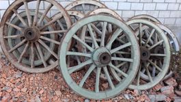 Wagenräder (11 Stück) von 90-120 cm.