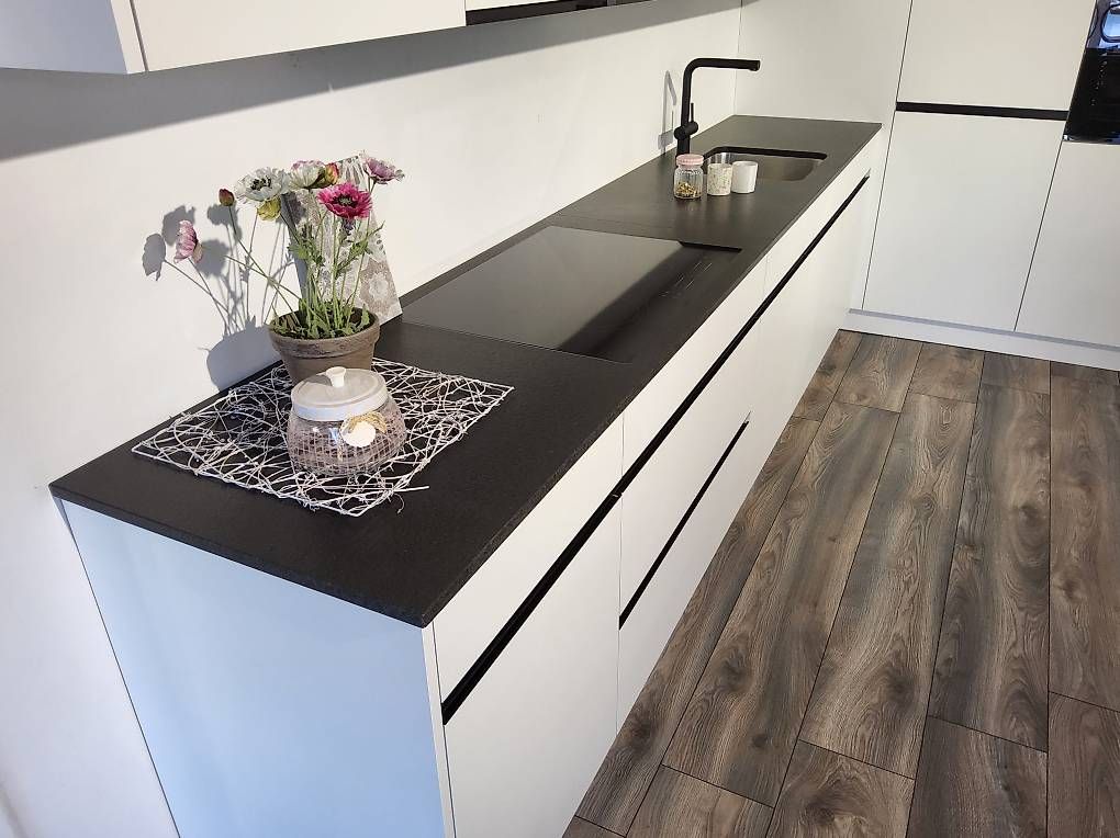 Cucine complete: Küche weiss ab Ausstellung – Usato da Urtenen-Schönbühl venduto da wohnstudio_haller 3