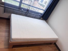Bettgestell aus massivem Holz OHNE Matratze, neuwertig!