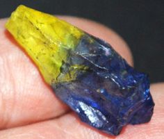 Edelstein L-9759 – Blau-Gelber Titan Druzy Achat 28x12mm 21.