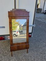 Antiker Wandspiegel aus Holz mit Gebrauchsspuren.