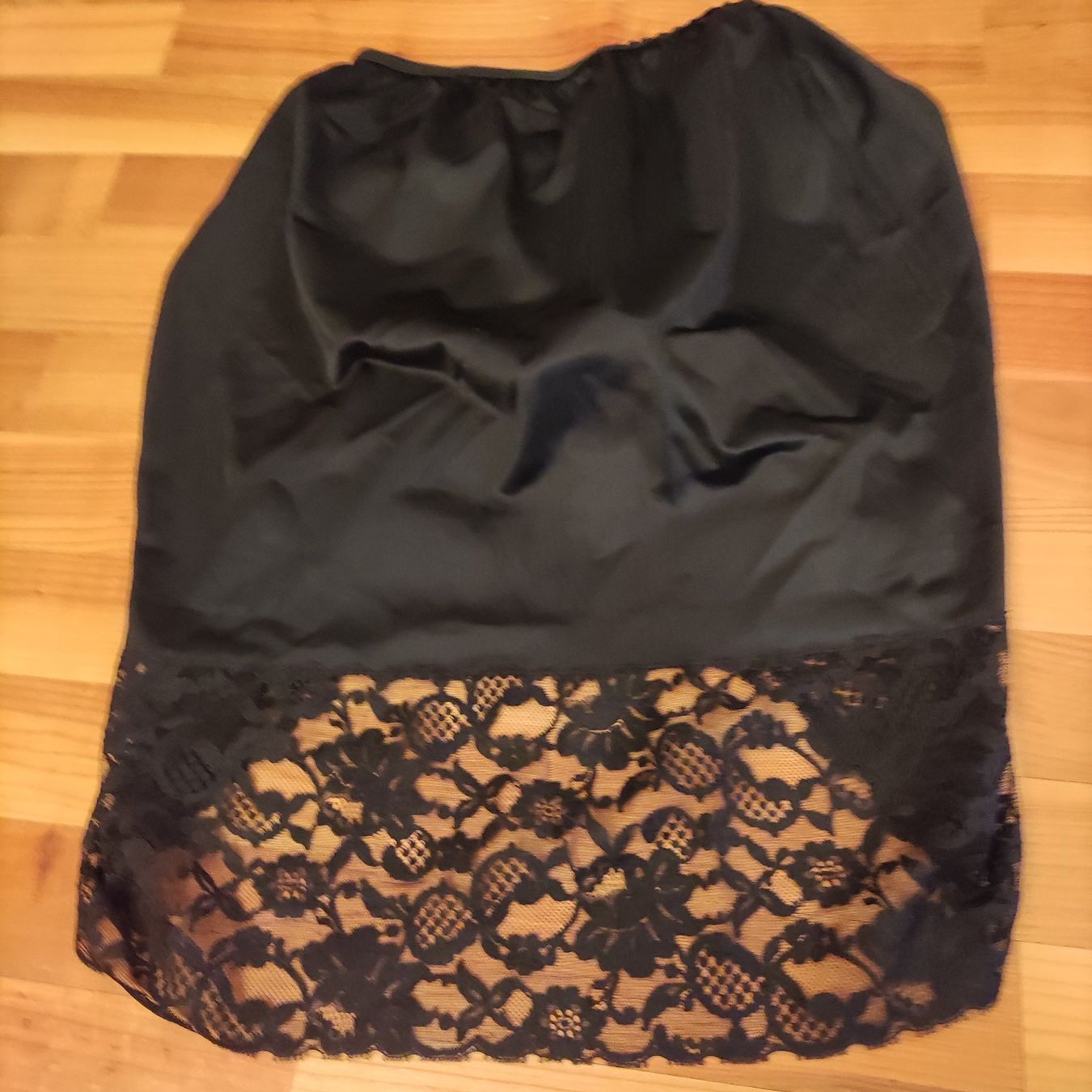 Altra biancheria intima: Schwarzer Unterrock mit wunderbarer Spitze – Usato da Solothurn venduto da Csw1