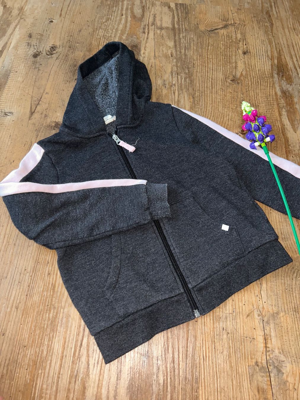 H&M Maglioni & Felpe: Graue Sweatjacke 110/116 H&M – Usato da Safenwil venduto da 2hand_aber_wertvoll