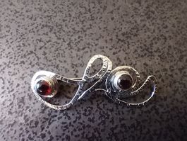 Besondere Schlingenbrosche Silber 925 rote Schmucksteine
