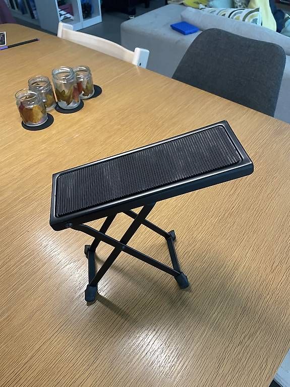 Supporti per strumenti musicali & leggii: Repose-pied pliable Tornado pour guitare – Usato da Gland venduto da Lawrence_1196 1