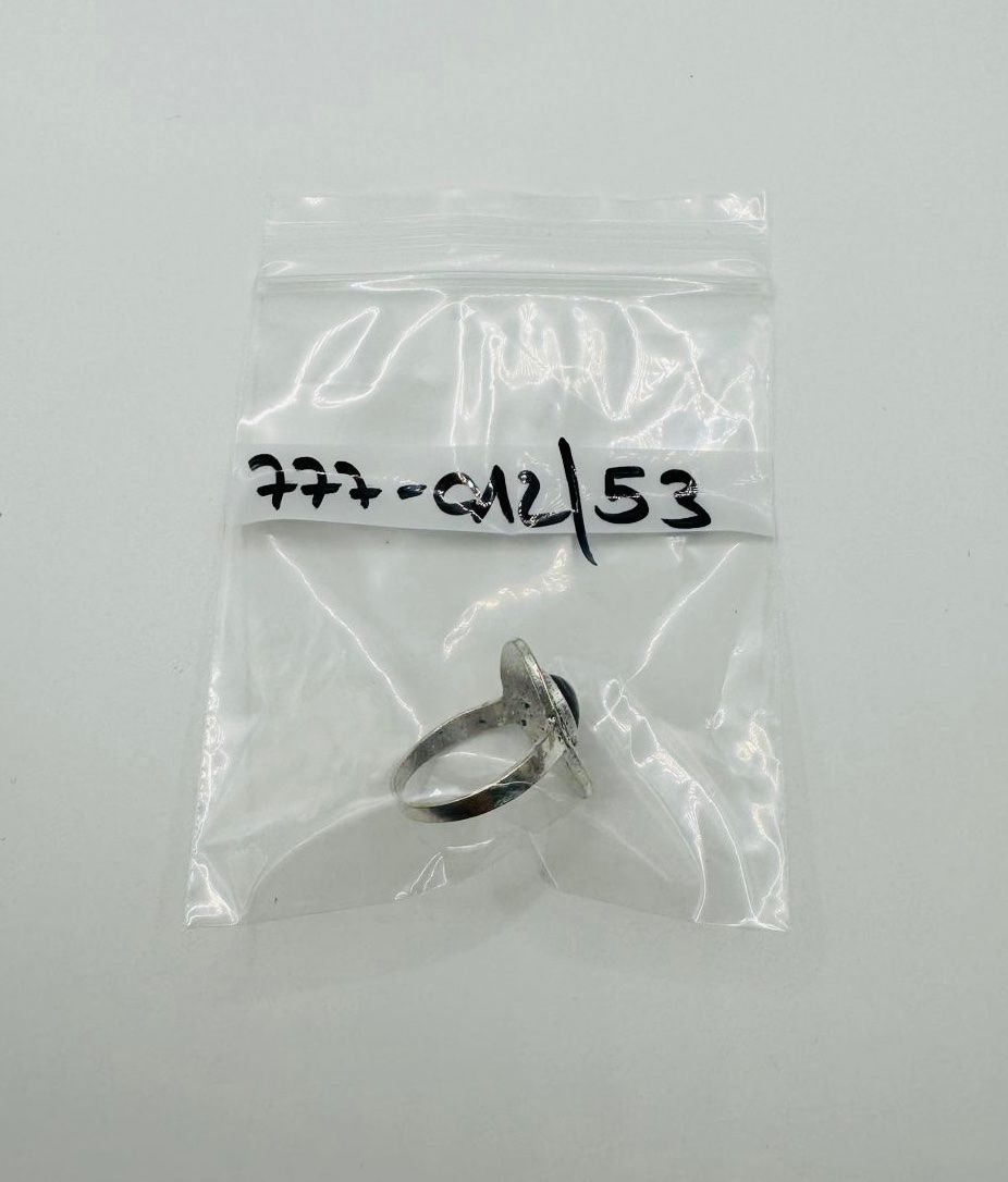 Anelli: Silbern farbiger Ring mit schwarzem Stein / Grösse: 53 – Nuovo e nell'imballaggio originale da Frutigen venduto da glanzvolles.leben 2