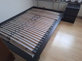 Bett 140 cm x 200 cm mit Nachttisch