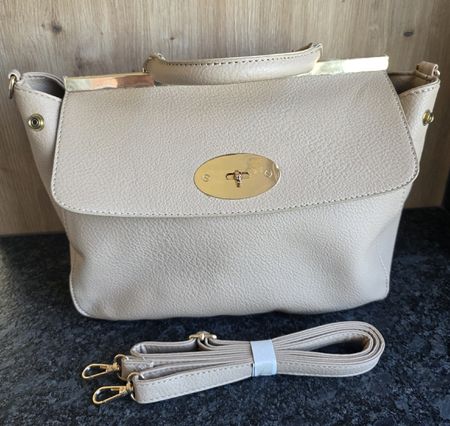 Handtasche in Beige mit goldenen Details, neu