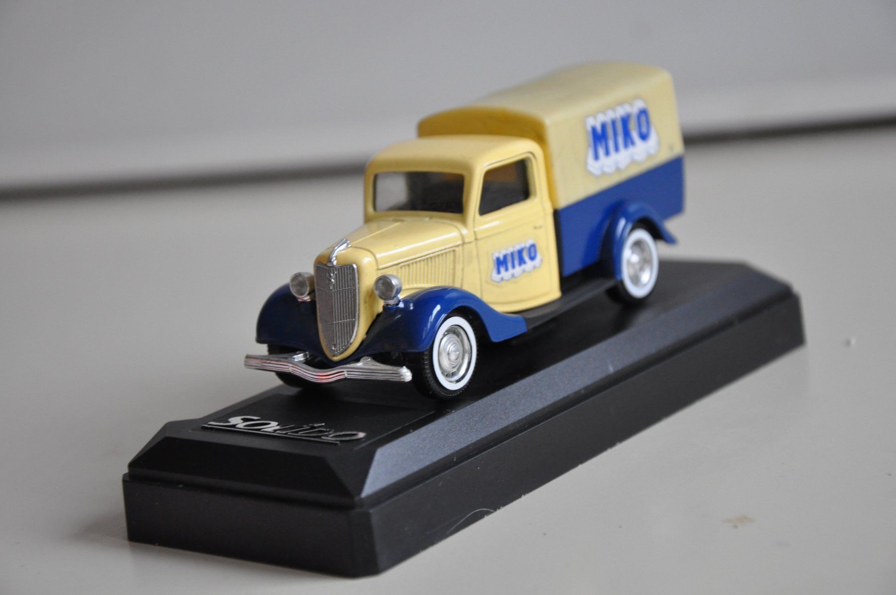 Solido Modellautos: Ford V8 Miko von Solido 1:43 – Neu und originalverpackt aus Ebnat-Kappel von Aallerlei 1
