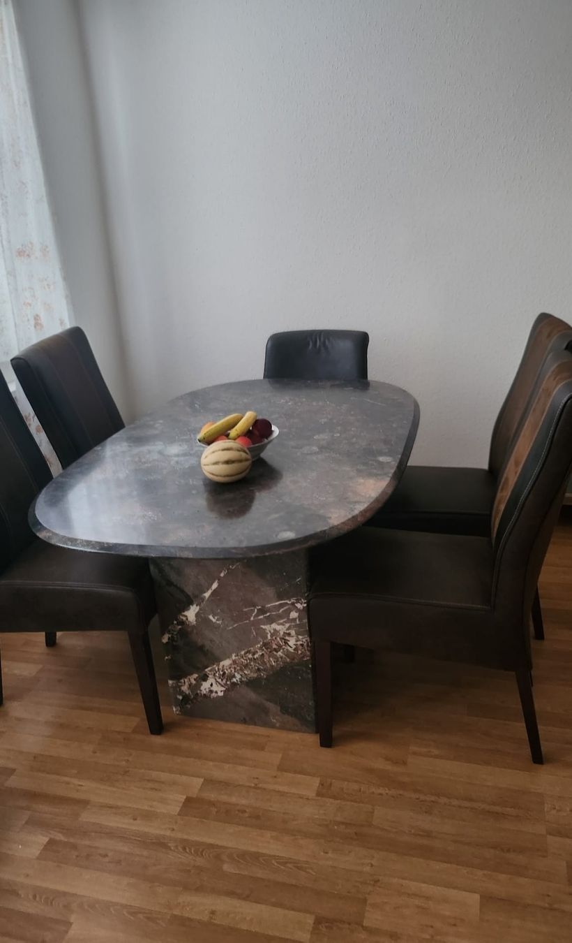 Set de table et chaises: Esstisch Granit mit 4 Lederstühlen  – D'occasion à Steinhausen par cem_8wkq 1