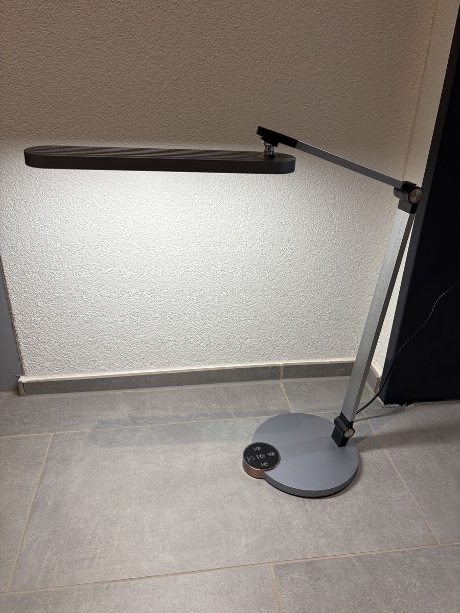 Lampes: Stehlampe LED dimmbar mit Timerfunktion grau silber – D'occasion à Ziefen par buyforfree