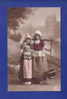 ENFANT - Jeunes filles en costume folklorique