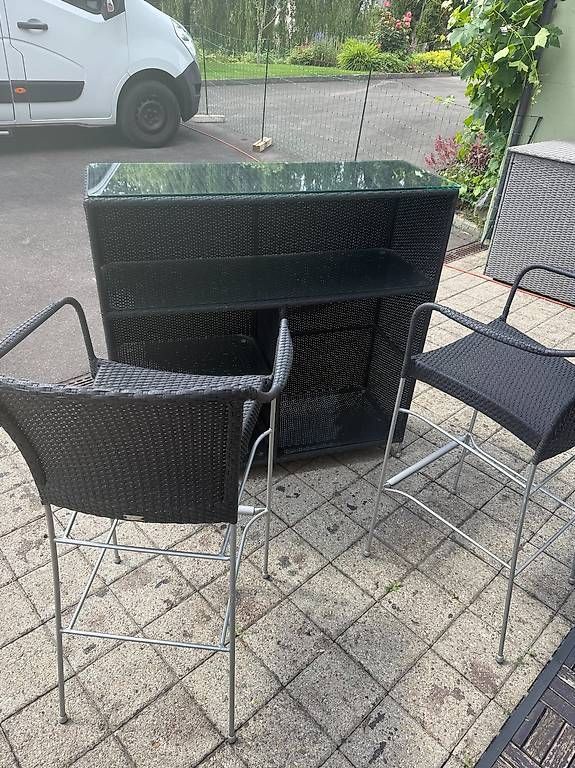 Set di tavolo e panche: Rattan Bar mit 2 Stühlen – Usato da Holzhäusern / Rotkreuz venduto da C.I.01 4