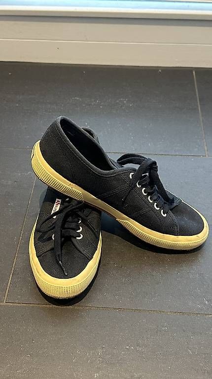 Scarpe da donna: Dunkelblaue Superga Schuhe Gr. 41 – Usato da Wetzikon ZH venduto da biancab1000 1