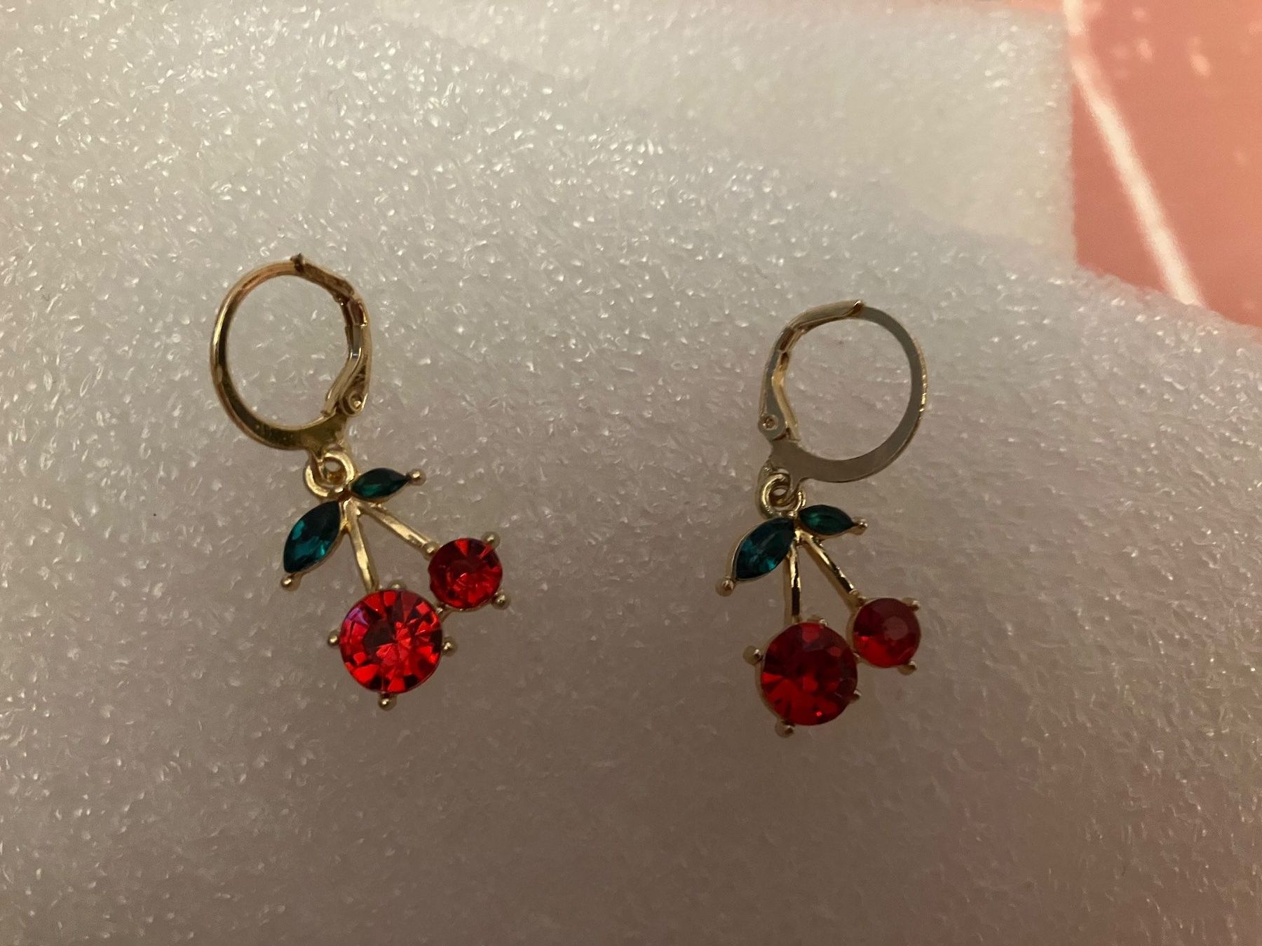 Boucles d'oreille: hübsche goldfarbene Ohrhänger "Kirsche mit Blatt", neu – Neuf (Voir description) à Affoltern am Albis par Dlotti