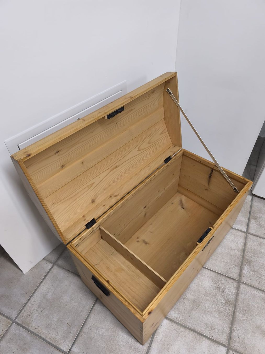 Truhen: Gut erhaltene Holztruhe – Gebraucht aus Tüscherz-Alfermée von and_xv88 1