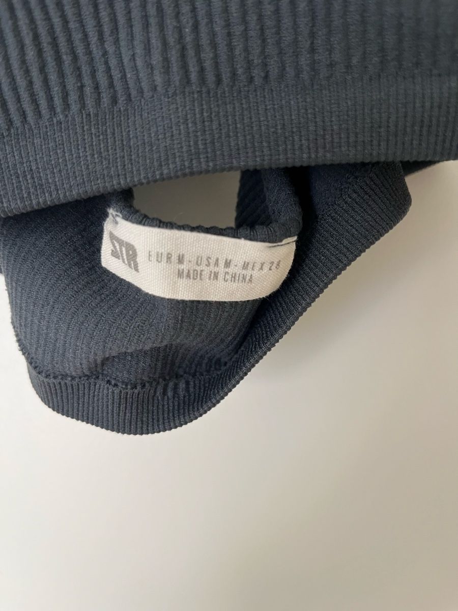 Bershka Top: Rückenfreies, dunkelgraues Top – Usato da Zürich venduto da ale_t 3