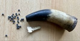 Uralter Kuh Horn Behälter für Schrotkugeln für die Jagd.