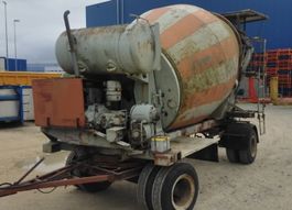 LKW Betonmischer an Traktor