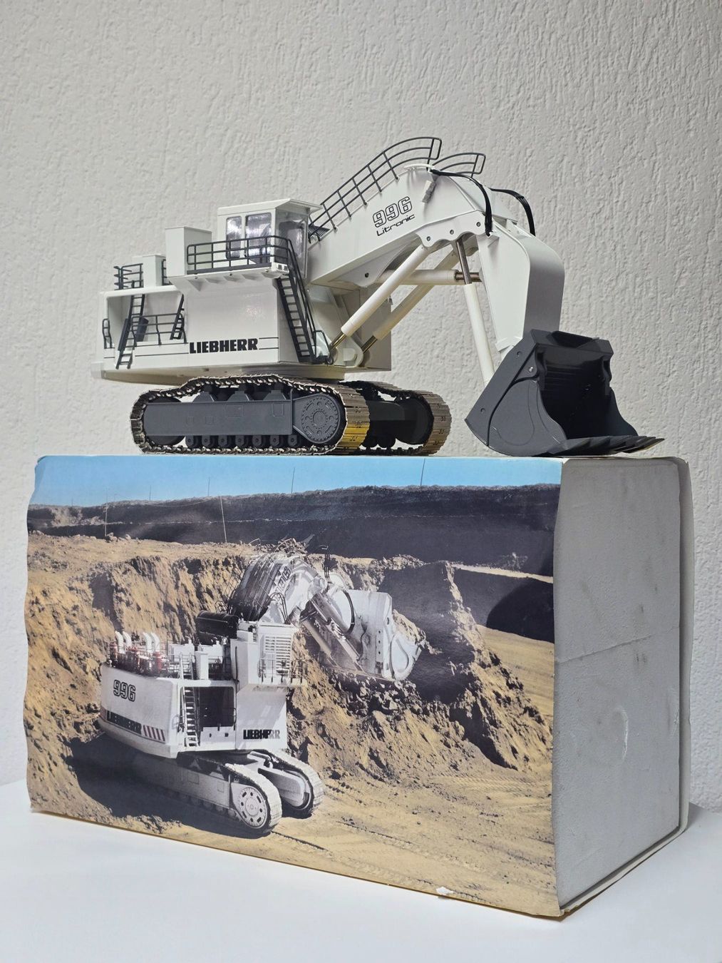 Conrad Modellini d'auto: Conrad 2811, Liebherr 996, weiss, Schaufelbagger, Vitrine – Nuovo (secondo la descrizione) da Kloten venduto da Nicola2
