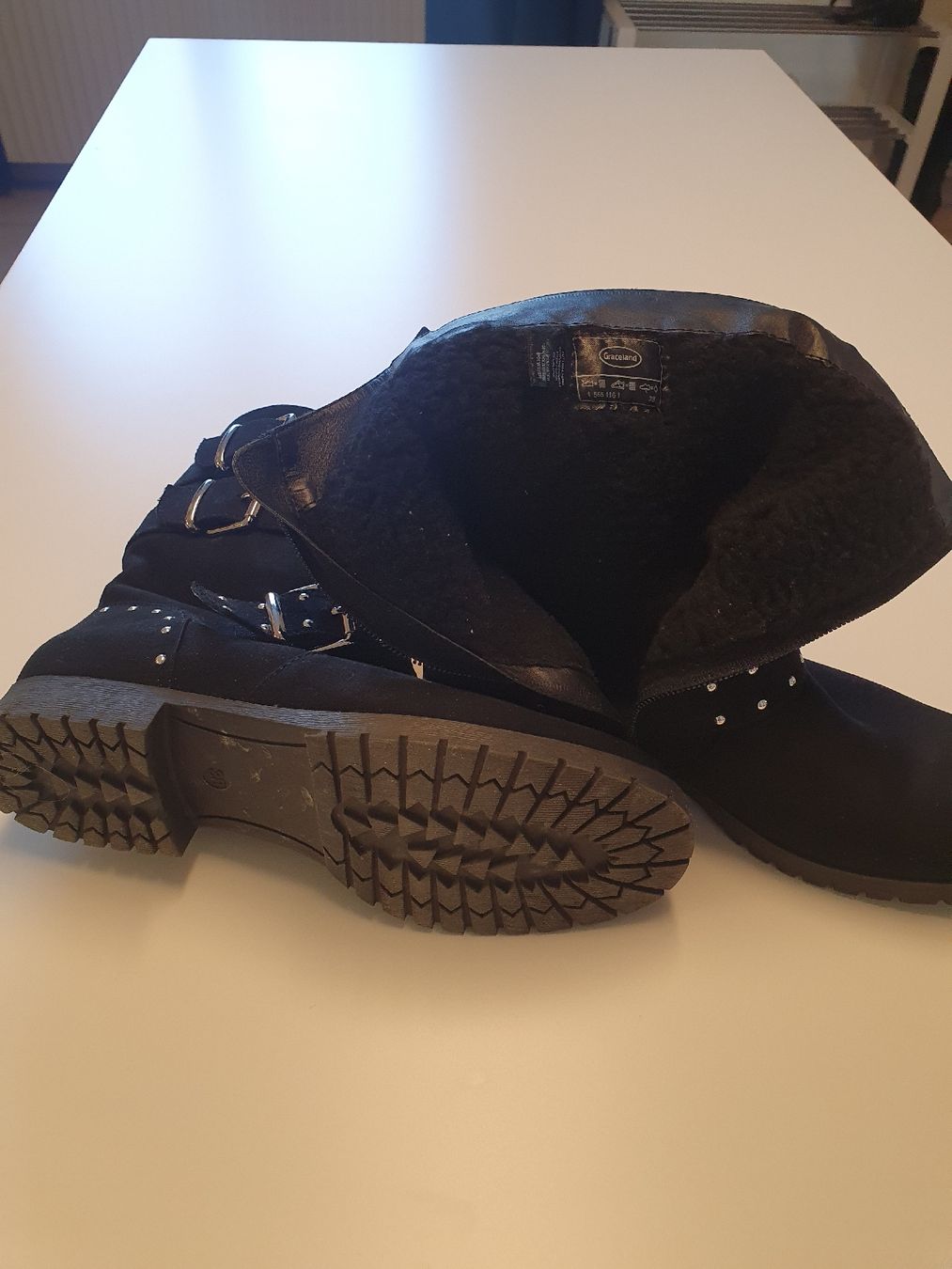 Scarpe da donna: Schwarze Winterstiefel Gr. 38 mit Nieten – Usato da Erlinsbach venduto da conc7 1