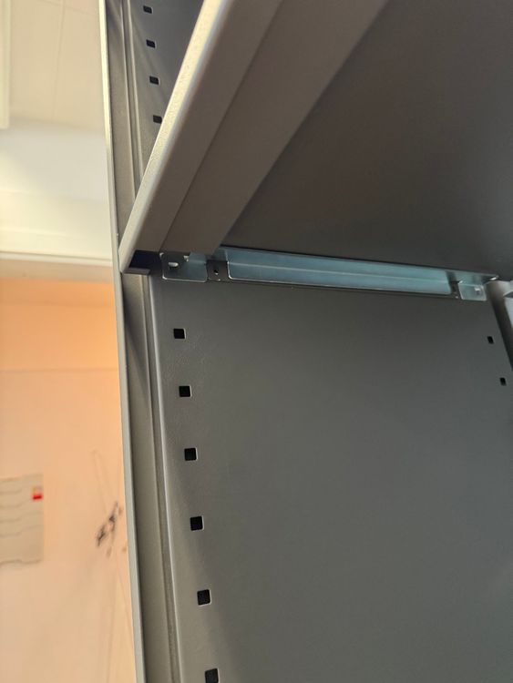 Scrivanie: Büroeinrichtung aus, Tisch, Korpus, Schrank, Theke, Stuhl – Usato da Bern venduto da Alder-Treuhandel 9