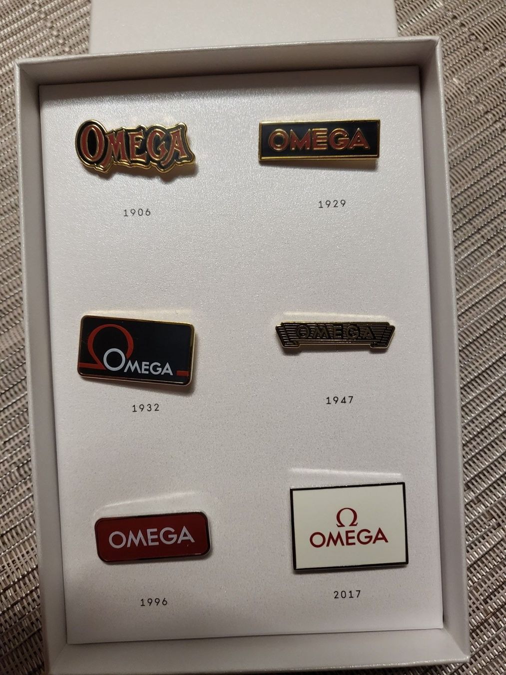 Placchette & Badge: Omega Pins Museum logo Set New – Nuovo e nell'imballaggio originale da Sonceboz-Sombeval venduto da michael.l 1