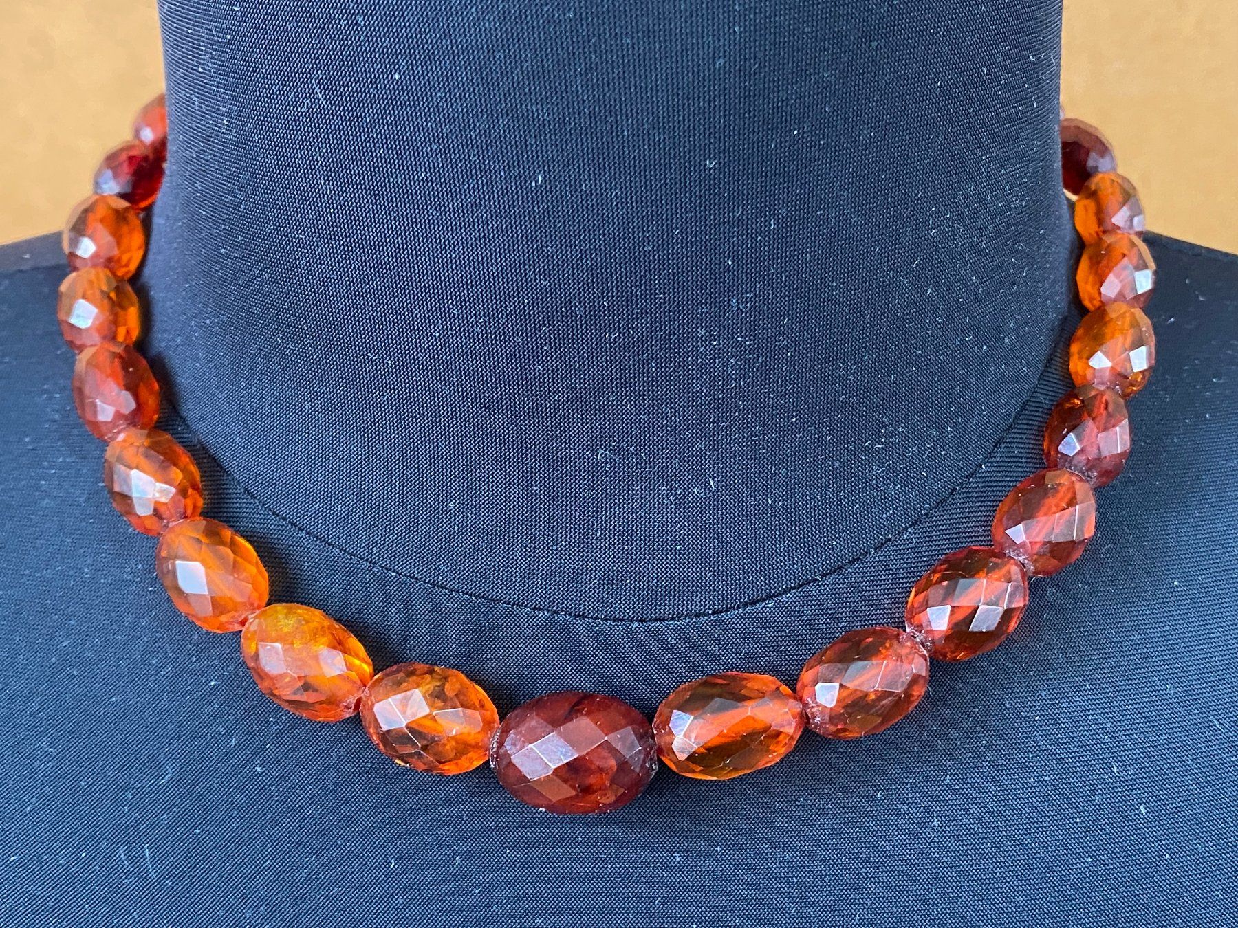 Catenine: Vintage Elegante Facettierte Bernsteinkette – Usato da Schaffhausen venduto da vintageville