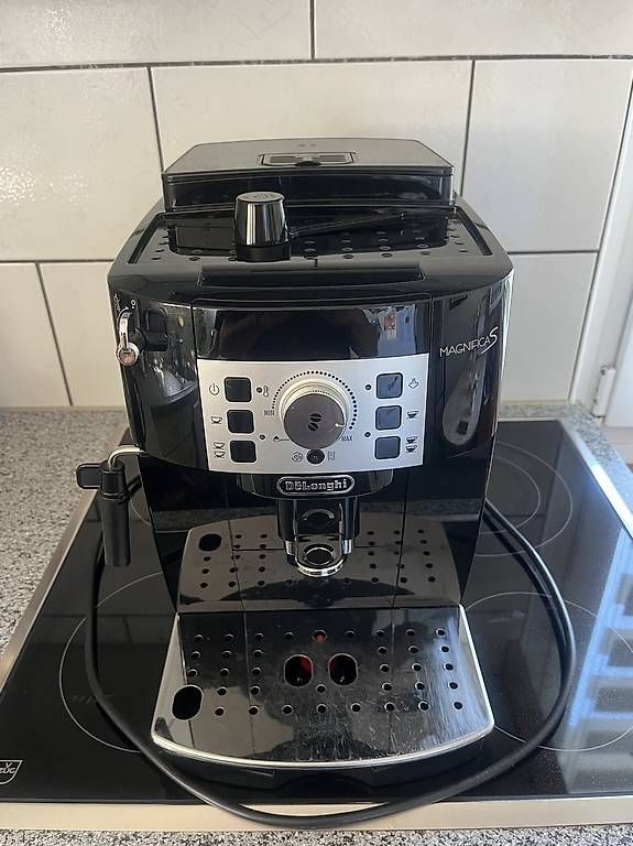 De'Longhi Kaffeemaschinen & Espressomaschinen: Kaffeemaschine, DeLonghi Magnifica S – Gebraucht aus Walliswilb. Wangen von RAWA04