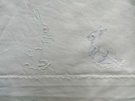 Handgesticktes Kinderleintuch mit Hasenmotiv, Vintage Look