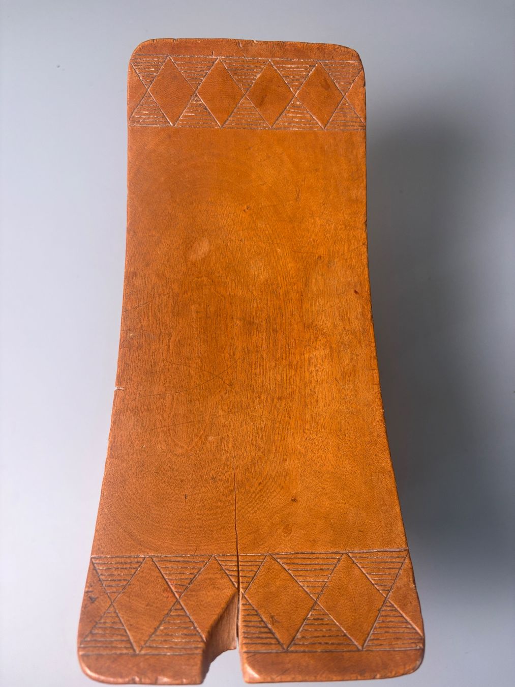 Sculture & Statue: Afrikanische Holzfigur mit geschnitztem Hocker – Usato da Otelfingen venduto da Yossi-68 6