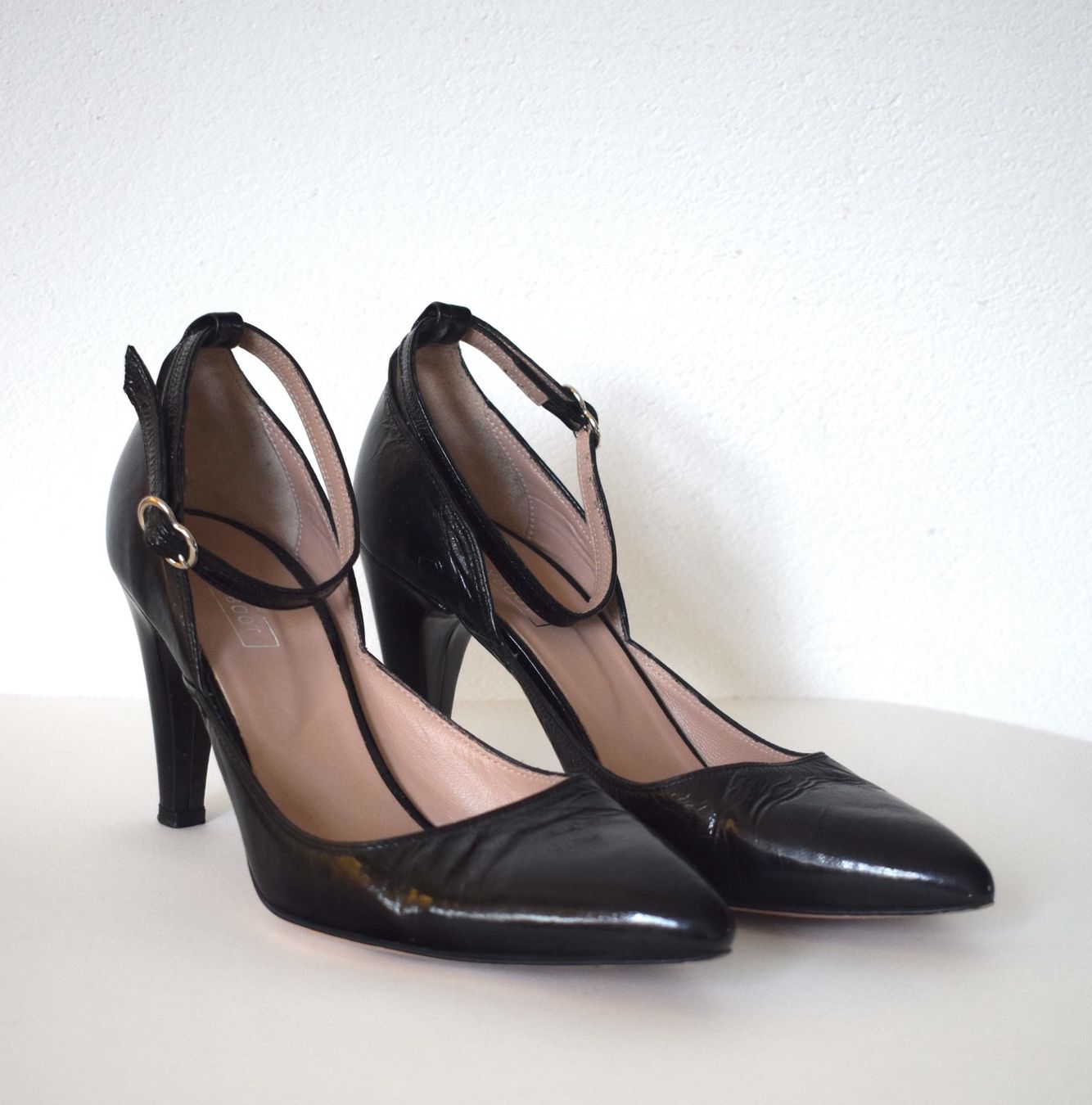 Navyboot Scarpe da donna: NAVYBOOT Pumps Gr. 37 Sandalen Lackleder – Usato da Dulliken venduto da ichwettichhett