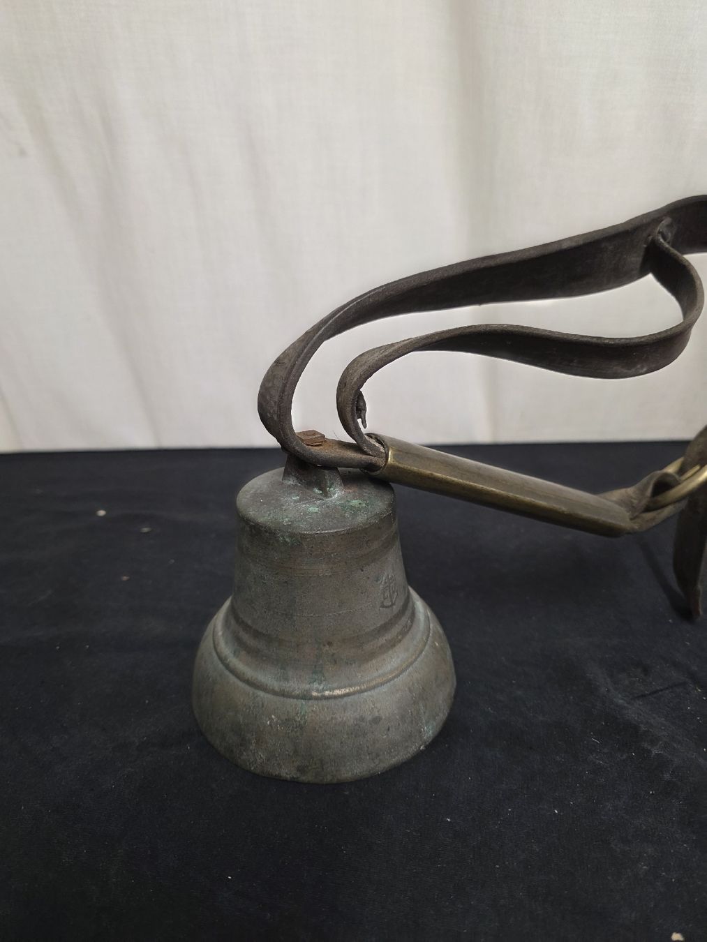 Glocken & Treicheln: Glocke antik Messing Lederband  – Gebraucht aus Degersheim von Antiko 1